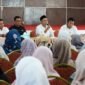 Plt. Kepala Dinas Pendidikan Aceh, Murthalamuddin, S.Pd., MSP, memberikan arahan dalam pertemuan Tata Kelola Pendidikan bersama pengawas dan kepala sekolah SMA, SMK, dan SLB se-Banda Aceh dan Aceh Besar di Aula Cabang Dinas Pendidikan Aceh Besar, Jumat (23/01/2026). Foto: Dok. Disdik Aceh