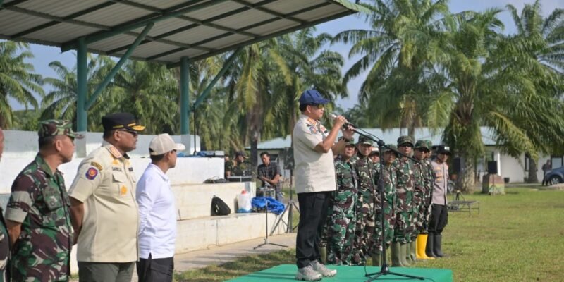Menteri Dalam Negeri RI Tito Karnavian didampingi Wakil Gubernur Aceh Fadhlullah saat memberikan arahan kepada taruna Akmil dan Akpol di Batalion Raider 111/Tualang Cut, Aceh Tamiang, Jumat (23/01/2026). Foto: Dok. Biro Adpim Setda Aceh