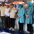 Ketua TP PKK Aceh Marlina Muzakir, bersama Wakil Gubernur Aceh Fadhlullah dan Staf Ahli TP PKK Aceh Mukarramah Fadhlullah, mendampingi Menteri Dalam Negeri Muhammad Tito Karnavian, selaku Ketua Satgas Rehabilitasi Pasca Bencana Sumatera bersama Ketua TP PKK Pusat Tri Tito Karnavian, saat berkunjung dan menyalurkan bantuan ke Kampung Batang Ara Kecamatan Bandar Pusaka, Jum’at (23/1/2026). Foto: Dok. Biro Adpim Setda Aceh 