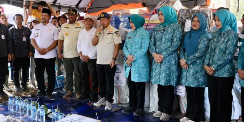 Ketua TP PKK Aceh Marlina Muzakir, bersama Wakil Gubernur Aceh Fadhlullah dan Staf Ahli TP PKK Aceh Mukarramah Fadhlullah, mendampingi Menteri Dalam Negeri Muhammad Tito Karnavian, selaku Ketua Satgas Rehabilitasi Pasca Bencana Sumatera bersama Ketua TP PKK Pusat Tri Tito Karnavian, saat berkunjung dan menyalurkan bantuan ke Kampung Batang Ara Kecamatan Bandar Pusaka, Jum’at (23/1/2026). Foto: Dok. Biro Adpim Setda Aceh 