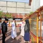 Bupati Aceh Barat Tarmizi SP, MM menyerahkan bantuan steling lapak usaha kepada pelaku Ekonomi Kreatif di halaman Kantor Disparpora Aceh Barat, Meulaboh, Jumat (23/1/2026). Foto: Dok. Pemkab Aceh Barat