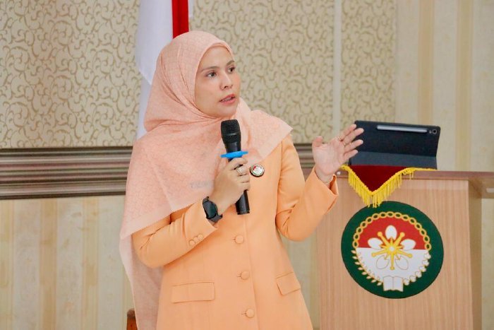 Plt Ketua DWP Aceh Barat Cut Zufahnur Syafitri memimpin rapat kerja tahunan dalam rangka pemantapan program dan anggaran tahun 2026, Jumat (23/1/2026). Foto: Dok. Pemkab Aceh Barat 