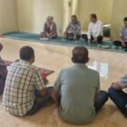 Camat Kuta Baro Zahrul Fuadi memimpin rapat koordinasi pembahasan Dana Desa Tahun Anggaran 2026 bersama pendamping desa di Kantor Camat Kuta Baro, Aceh Besar, Jumat (23/1/2026). Foto: Dok. MC Aceh Besar