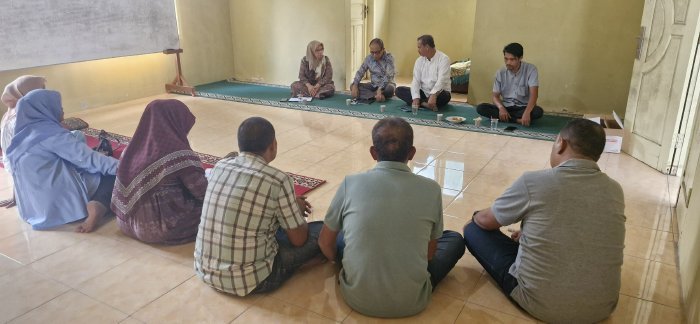 Camat Kuta Baro Zahrul Fuadi memimpin rapat koordinasi pembahasan Dana Desa Tahun Anggaran 2026 bersama pendamping desa di Kantor Camat Kuta Baro, Aceh Besar, Jumat (23/1/2026). Foto: Dok. MC Aceh Besar