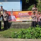Kapolsek Darul Imarah AKP Firmansyah bersama personel Polsek Darul Imarah memasang spanduk imbauan pencegahan karhutla di kawasan Glee Taron Mata Ie, Aceh Besar, Jumat (24/1/2026). Foto: Dok. MC Aceh Besar