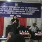 Kepala Bappeda Kabupaten Aceh Besar, Rahmawati, SPd, MSi, memberikan pendampingan langsung penginputan usulan pembangunan kepada perangkat gampong di Aula UDKP Kecamatan Darussalam, Jumat (23/1/2026). Foto: Dok. MC Aceh Besar