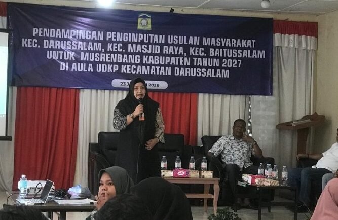 Kepala Bappeda Kabupaten Aceh Besar, Rahmawati, SPd, MSi, memberikan pendampingan langsung penginputan usulan pembangunan kepada perangkat gampong di Aula UDKP Kecamatan Darussalam, Jumat (23/1/2026). Foto: Dok. MC Aceh Besar