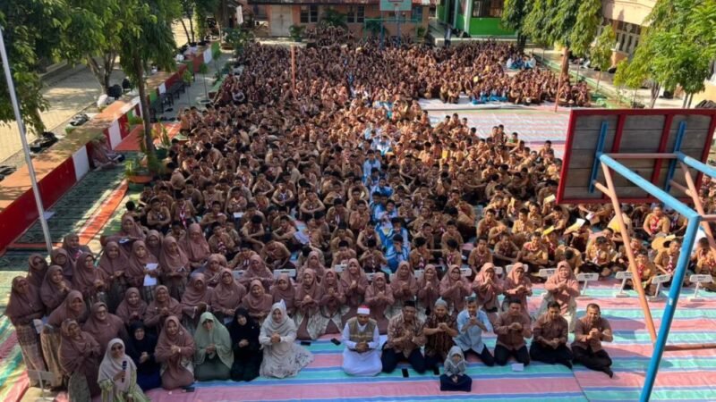 Foto bersama siswa dan siswi SMP Negeri 17 Banda Aceh pada kegiatan Safari Dakwah Sekolah yang diselenggarakan oleh Dinas Syariat Islam Kota Banda Aceh, Jumat (23/01/2026). Foto: Dok. Diskominfo Kota Banda Aceh