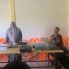 Kepala Bappeda Aceh Besar Rahmawati SPd MSi mendampingi masyarakat Pulo Aceh untuk menginput usulan program pembangunan, Sabtu (24/1/2025). Foto: Dok. Bappeda Aceh Besar 