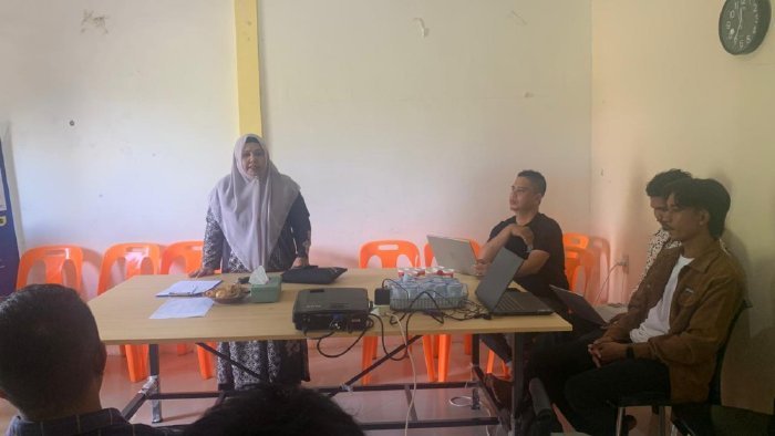 Kepala Bappeda Aceh Besar Rahmawati SPd MSi mendampingi masyarakat Pulo Aceh untuk menginput usulan program pembangunan, Sabtu (24/1/2025). Foto: Dok. Bappeda Aceh Besar 
