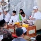 Wakil Bupati Aceh Barat Said Fadheil, SH menghadiri silaturahmi dan peusijuk Abuya Syekh H. Amran Waly Al-Khalidy serta pengajian tauhid tasawuf di Dayah Babussalam, Meulaboh, Minggu (25/1/2026). Foto: Dok. Pemkab Aceh Barat