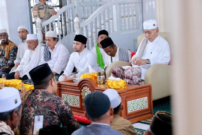 Wakil Bupati Aceh Barat Said Fadheil, SH menghadiri silaturahmi dan peusijuk Abuya Syekh H. Amran Waly Al-Khalidy serta pengajian tauhid tasawuf di Dayah Babussalam, Meulaboh, Minggu (25/1/2026). Foto: Dok. Pemkab Aceh Barat