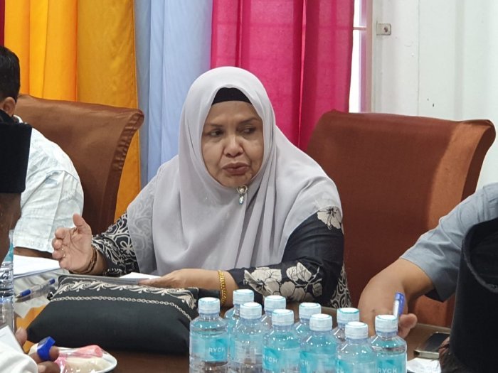 Plt Kepala Disdikbud Aceh Besar Rahmawati, S.Pd., M.Si memimpin rapat lanjutan Tim Penyeleksian Tahap I Program Beut Kitab Bak Sikula di Gedung Dekranasda Aceh Besar, Ingin Jaya, Sabtu (24/1/2026). Foto: Dok. MC Aceh Besar