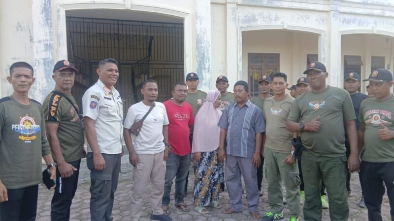 Petugas Satpol PP WH Kota Banda Aceh menertibkan Penyandang Masalah Kesejahteraan Sosial (PMKS) di salah satu persimpangan jalan, Sabtu (24/1/2026). Foto: Dok. Satpol PP WH Kota Banda Aceh