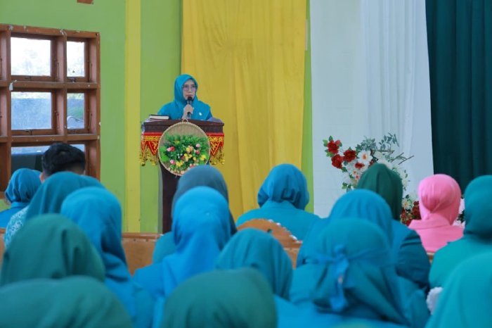 Wakil Ketua I TP PKK Aceh Besar Hj. Nurul Fazli, S.Ag, memberikan sambutan pada pelantikan Ketua TP PKK dan Bunda PAUD Gampong se-Kecamatan Seulimuem, Senin (26/1/2026). Foto: Dok. MC Aceh Besar