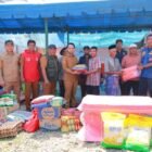 Wakil Bupati Aceh Barat, Said Fadheil, SH menyerahkan bantuan masa panik kepada korban kebakaran rumah di Desa Lhok Malee, Kecamatan Woyla Barat, Selasa (27/1/2026). Foto: Dok. Pemkab Aceh Barat