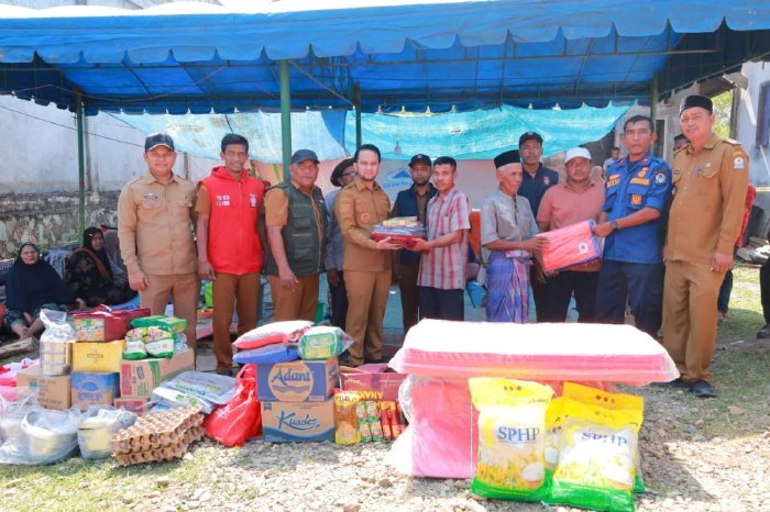 Wakil Bupati Aceh Barat, Said Fadheil, SH menyerahkan bantuan masa panik kepada korban kebakaran rumah di Desa Lhok Malee, Kecamatan Woyla Barat, Selasa (27/1/2026). Foto: Dok. Pemkab Aceh Barat