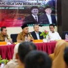 Plt Kepala Dinas Pendidikan Aceh, Murthalamuddin, S.Pd., M.SP, memberikan arahan saat penandatanganan MoU antara PT Global Mandiri USK dan BLUD SMKN 1, 2, dan 3 Banda Aceh di Aula SMKN 3 Banda Aceh, Selasa (27/1/2026). Foto: Dok. Disdik Aceh