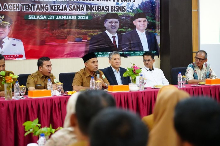 Plt Kepala Dinas Pendidikan Aceh, Murthalamuddin, S.Pd., M.SP, memberikan arahan saat penandatanganan MoU antara PT Global Mandiri USK dan BLUD SMKN 1, 2, dan 3 Banda Aceh di Aula SMKN 3 Banda Aceh, Selasa (27/1/2026). Foto: Dok. Disdik Aceh