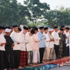 Ratusan jamaah memadati halaman Masjid Agung Baitul Makmur saat pelaksanaan Shalat Istisqa yang digelar Pemerintah Kabupaten Aceh Barat, Rabu (28/1/2026). Foto: Dok. Pemkab Aceh Barat