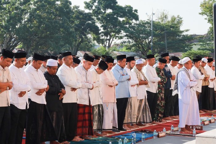 Ratusan jamaah memadati halaman Masjid Agung Baitul Makmur saat pelaksanaan Shalat Istisqa yang digelar Pemerintah Kabupaten Aceh Barat, Rabu (28/1/2026). Foto: Dok. Pemkab Aceh Barat