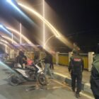 Petugas Satpol PP WH Banda Aceh menertibkan tiga wanita yang berada di Jembatan Pante Pirak pada Senin (26/1/2026) dini hari. Foto: Dok. Satpol PP WH Kota Banda Aceh