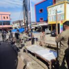 Satpol PP WH Banda Aceh menertibkan PKL musiman di Jembatan Peunayong, Kuta Alam, Selasa (27/1/2026). Foto: Dok. Satpol PP WH Kota Banda Aceh