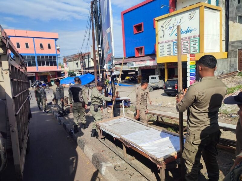 Satpol PP WH Banda Aceh menertibkan PKL musiman di Jembatan Peunayong, Kuta Alam, Selasa (27/1/2026). Foto: Dok. Satpol PP WH Kota Banda Aceh