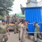 Petugas Satpol PP WH Banda Aceh menertibkan kios yang berdiri di atas fasilitas umum di Simpang Keudah, Selasa (27/1/2026). Foto: Dok. Satpol PP WH Kota Banda Aceh