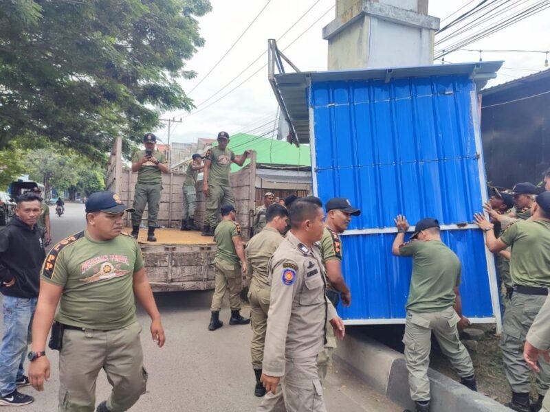 Petugas Satpol PP WH Banda Aceh menertibkan kios yang berdiri di atas fasilitas umum di Simpang Keudah, Selasa (27/1/2026). Foto: Dok. Satpol PP WH Kota Banda Aceh