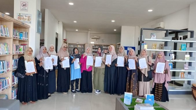 Foto bersama Kepala Dispersip Banda Aceh Cut Azharida, SH dengan guru TK dan PAUD Kecamatan Kuta Raja usai penandatanganan MoU kerja sama literasi, Rabu (28/1/2026). Foto: Dok. Dispersip Kota Banda Aceh