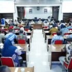 Suasana rapat koordinasi Komisi II DPRA dengan mitra kerja membahas data dampak dan rencana aksi pascabencana hidrometeorologi Aceh, Kamis (8/1/2026). Foto: Dok. DPRA