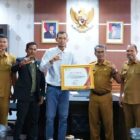 Foto bersama Sekretaris DPRA Khudri dan jajaran PPID Sekretariat DPRA saat menerima penghargaan “Informatif” dari Ketua Komisi Informasi Aceh, Selasa (20/1/2026). Foto: Dok. DPRA