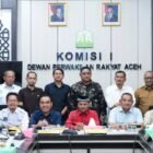 Foto bersama Pimpinan dan Anggota Komisi I DPRA dengan pengurus SMSI Aceh usai audiensi di ruang rapat Komisi I DPRA. Foto: Dok. DPRA