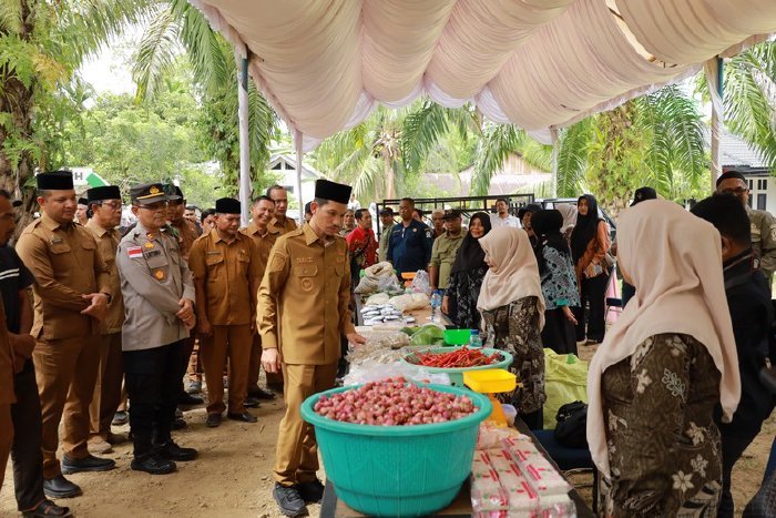 Bupati Aceh Barat Tarmizi SP, MM bersama kepala SKPK saat melaksanakan kegiatan berkantor sehari di Desa Jawi, Kecamatan Woyla, Kamis (29/1/2026). Foto: Dok. Pemkab Aceh Barat