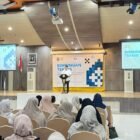 Asisten Perekonomian dan Pembangunan Setda Kota Banda Aceh, Faisal, mewakili Wali Kota Banda Aceh saat membuka Bimtek Penyusunan LPPK Tahun 2025 di Aula Mawardy Nurdin, Rabu (28/1/2026). Foto: Dok. Diskominfo Kota Banda Aceh