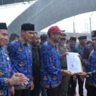 Gubernur Aceh Muzakir Manaf menyerahkan SK PPPK paruh waktu kepada ribuan tenaga honorer di Stadion Harapan Bangsa, Banda Aceh, Kamis (29/1/2026). Foto: Dok. Biro Adpim Setda Aceh