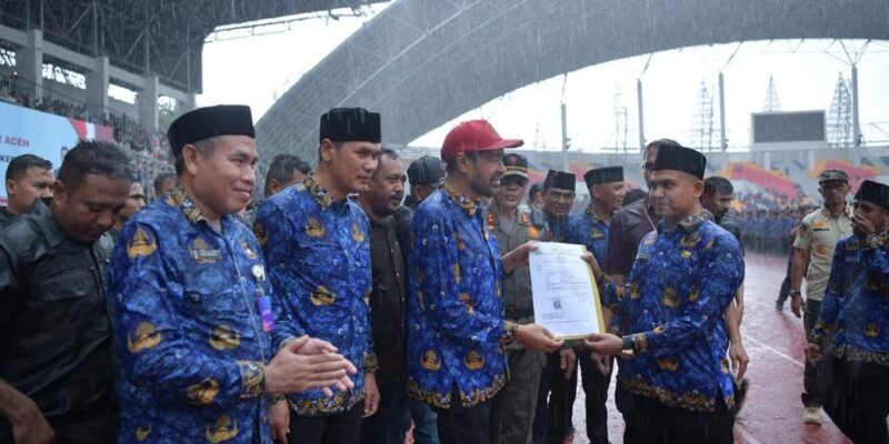 Gubernur Aceh Muzakir Manaf menyerahkan SK PPPK paruh waktu kepada ribuan tenaga honorer di Stadion Harapan Bangsa, Banda Aceh, Kamis (29/1/2026). Foto: Dok. Biro Adpim Setda Aceh