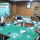Sekda Aceh M. Nasir memimpin rapat koordinasi pembahasan kesiapan lahan Huntara dan Huntap bagi warga terdampak bencana, Banda Aceh, Selasa (27/1/2026). Foto: Dok. Biro Adpim Setda Aceh