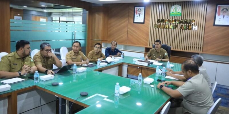 Sekda Aceh M. Nasir memimpin rapat koordinasi pembahasan kesiapan lahan Huntara dan Huntap bagi warga terdampak bencana, Banda Aceh, Selasa (27/1/2026). Foto: Dok. Biro Adpim Setda Aceh