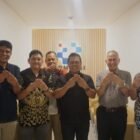 Foto bersama usai Bupati Aceh Besar H Muharram Idris (Syech Muharram) melakukan audiensi dengan Direktur Akselerasi Ditjen Fasilitasi Kementerian Komunikasi dan Digital Republik Indonesia, Mulyadi, di Lantai 6 Gedung Sapta Pesona, Jakarta, Kamis (29/01/2026). Foto: Dok. Prokopim Pemkab Aceh Besar