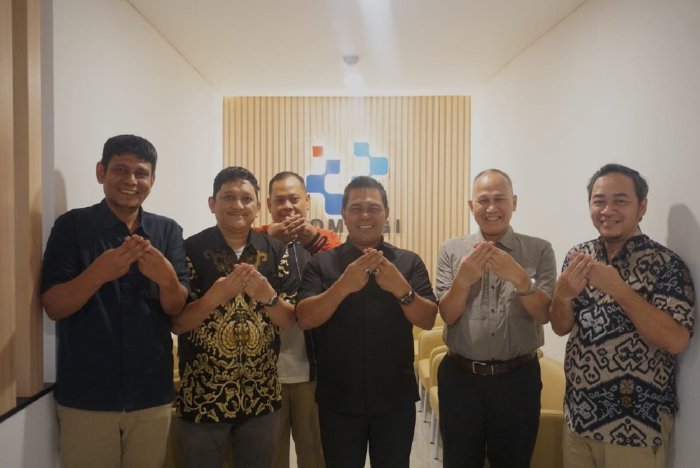 Foto bersama usai Bupati Aceh Besar H Muharram Idris (Syech Muharram) melakukan audiensi dengan Direktur Akselerasi Ditjen Fasilitasi Kementerian Komunikasi dan Digital Republik Indonesia, Mulyadi, di Lantai 6 Gedung Sapta Pesona, Jakarta, Kamis (29/01/2026). Foto: Dok. Prokopim Pemkab Aceh Besar