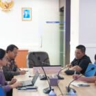 Bupati Aceh Besar H. Muharram Idris (Syech Muharram) saat pertemuan dengan Kementerian Kelautan dan Perikanan RI membahas pembangunan Kampung Nelayan, Jakarta, Jumat (30/1/2026). Foto: Dok. Prokopim Pemkab Aceh Besar