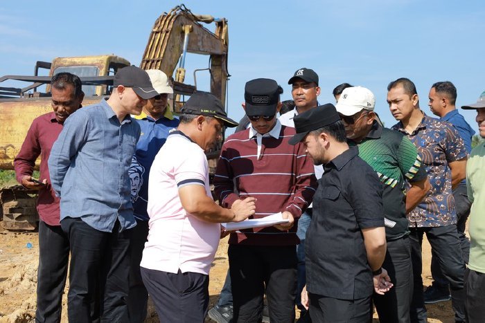 Bupati Aceh Barat Tarmizi SP, MM bersama Wakil Bupati dan jajaran meninjau langsung lokasi rencana pembangunan Sekolah Rakyat di Desa Ujong Tanjong, Kecamatan Meureubo, Sabtu (31/1/2026). Foto: Dok. Pemkab Aceh Barat