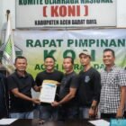 Zulkarnain menyerahkan berkas pendaftaran calon ketua KONI Abdya periode 2026-2029. Foto. Dok. Teukunizar/NOA.co.id
