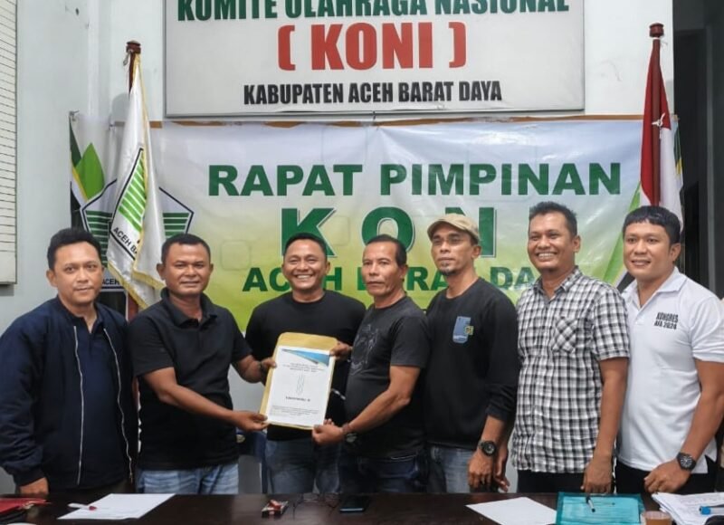 Zulkarnain menyerahkan berkas pendaftaran calon ketua KONI Abdya periode 2026-2029. Foto. Dok. Teukunizar/NOA.co.id