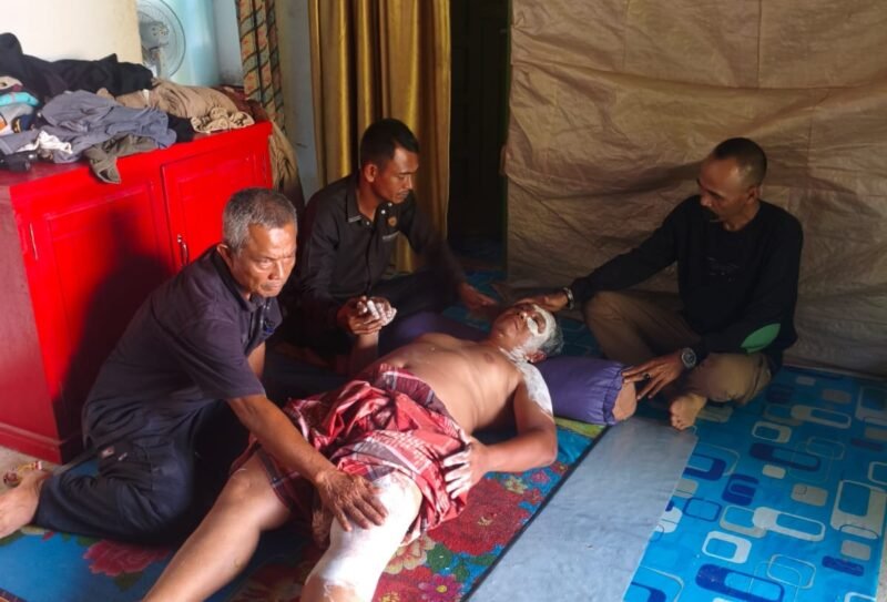 Mendapatkan perawatan, mantan Keuchik Gampong Blang Raja, Ridwan mendapatkan perawatan pasca diduga dikeroyok sejumlah orang terkait tambang emas. Foto. Dok. Teukunizar/NOA.co.id