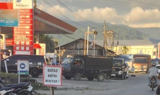 Antrean panjang di SPBU untuk mendapatkan BBM jenis Solar di Aceh Barat Daya. Foto. Teukunizar/NOA.co.id