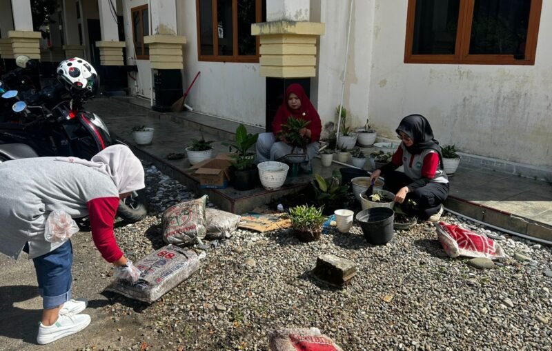 Pegawai dan staf Kantor Bappeda Abdya membersihkan areal kantor pada program Jum'at bersih. Foto. Dok. Teukunizar/NOA.co.id