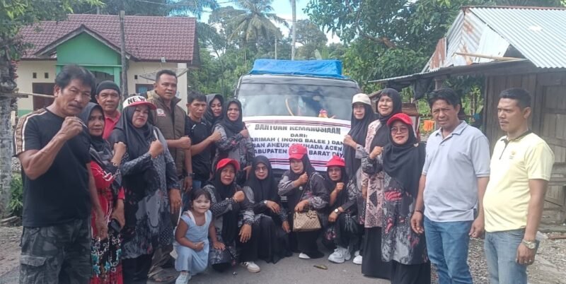 Askarimah Abdya bersama DPW JASA diabadikan sebelum mengantar bantuan logistik taap II kepada korban Banjir Aceh. Foto.Dok. Askarimah/NOA.co.id